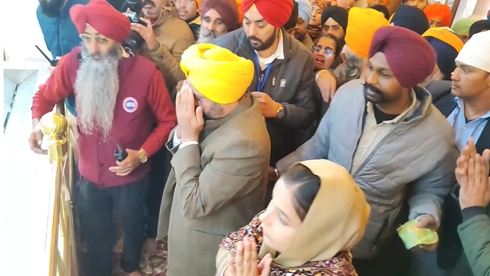 ਮੁੱਖ ਮੰਤਰੀ ਮਾਨ ਨੇ ਦਰਬਾਰ ਸਾਹਿਬ ਵਿਖੇ ਮੱਥਾ ਟੇਕਣ ਤੋਂ ਬਾਅਦ ਸੰਗਤ ਨਾਲ ਮੁਲਾਕਾਤ ਕੀਤੀ। ਇੱਥੇ ਉਨ੍ਹਾਂ ਨੇ ਸ਼ਹੀਦਾਂ ਨੂੰ ਸ਼ਰਧਾਂਜਲੀ ਭੇਟ ਕਰਦਿਆਂ ਕਿਹਾ ਕਿ ਕੁਰਬਾਨੀ ਦੀ ਅਜਿਹੀ ਮਿਸਾਲ ਦੁਨੀਆਂ ਵਿੱਚ ਕਿਧਰੇ ਨਹੀਂ ਦੇਖਣ ਨੂੰ ਮਿਲਦੀ