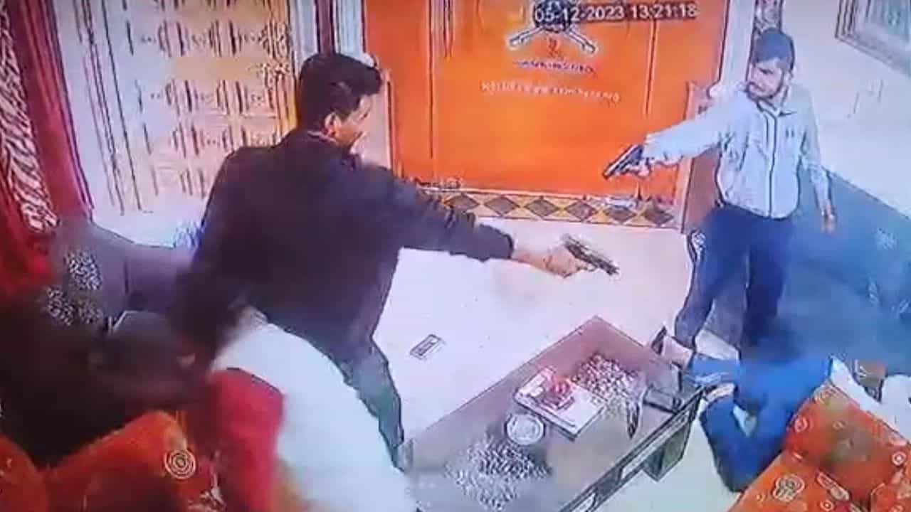 ਜੈਪੂਰ: 20 ਸੈਕਿੰਟਾਂ ਚ ਖਾਲੀ ਕੀਤੀ ਪੂਰੀ ਮੈਗਜੀਨ, ਰਾਜਪੂਤ ਕਰਣੀ ਸੈਨਾ ਦੇ ਪ੍ਰਧਾਨ ਦੇ ਕਤਲ ਦਾ ਵੀਡੀਓ