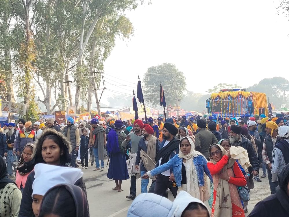 ਇਸ ਦੌਰਾਨ ਸ਼ਹੀਦ ਸਾਹਿਬਜਾਦਿਆਂ ਅਤੇ ਮਾਤਾ ਜੀ ਅੱਗੇ ਨਤਮਸਤਕ ਹੋਣ ਲਈ ਲੱਖਾਂ ਦੀ ਗਿਣਤੀ ਵਿੱਚ ਫ਼ਤਿਹਗੜ੍ਹ ਸਾਹਿਬ ਪਹੁੰਚ ਰਹੀਆਂ ਹਨ। ਡਿਪਟੀ ਕਮਿਸ਼ਨਰ ਪਰਨੀਸ਼ਰ ਗਿੱਲ ਨੇ ਕਿਹਾ ਕਿ ਲੱਖਾਂ ਦੀ ਤਦਾਦ ਵਿੱਚ ਸ਼ਹੀਦਾਂ ਦੀ ਧਰਤੀ ਗੁਰਦੁਆਰਾ ਸ੍ਰੀ ਫਤਿਹਗੜ੍ਹ ਸਾਹਿਬ ਵਿਖੇ ਸੰਗਤ ਦੇਸ਼ ਭਰ ਵਿੱਚੋਂ ਨਤਮਸਤਕ ਹੁੰਦੀ ਹੈ ਤੇ ਸੰਗਤ ਦੀ ਆਮਦ ਨੂੰ ਲੈ ਕੇ ਪ੍ਰਸ਼ਾਸਨ ਵੱਲੋਂ ਪੁਖਤਾ ਪ੍ਰਬੰਧ ਕੀਤੇ ਗਏ ਹਨ।