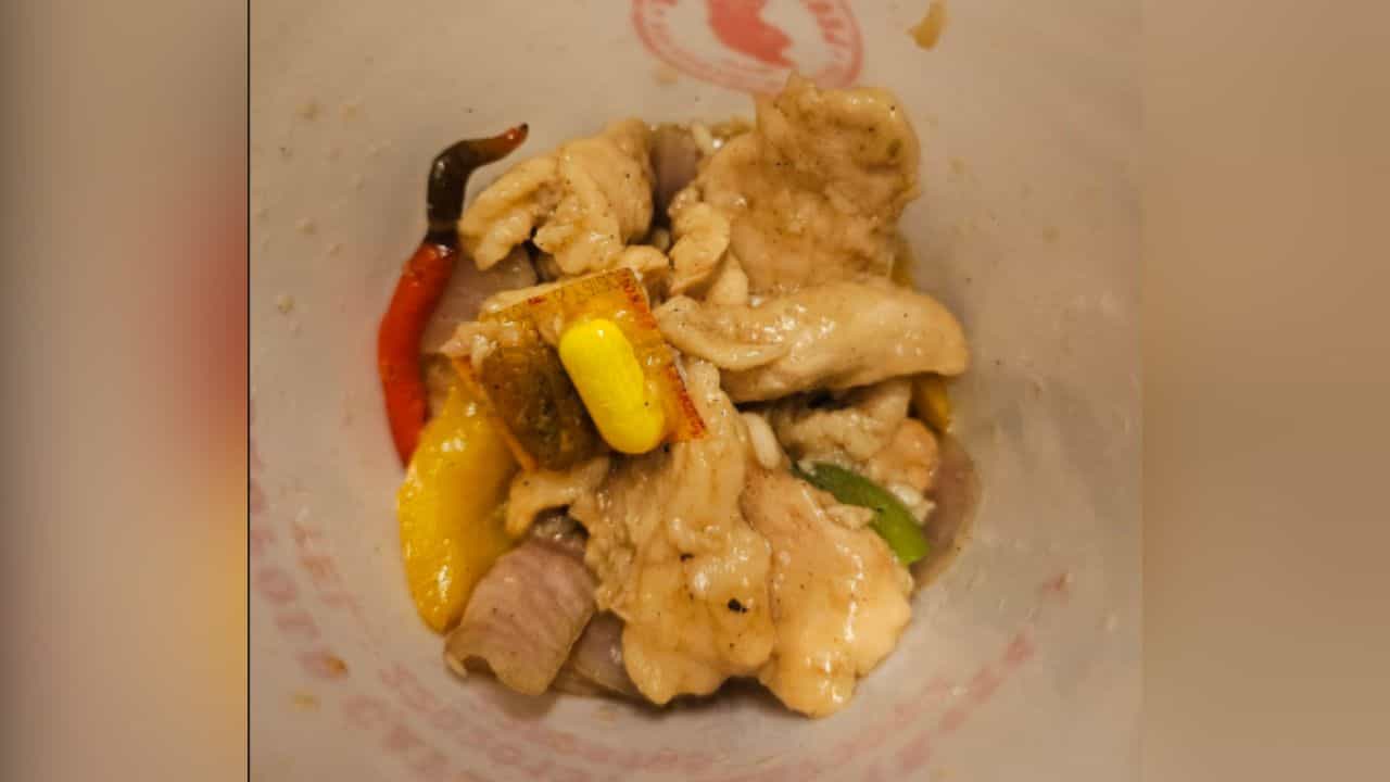 Viral Video: ਆਨਲਾਈਨ ਆਰਡਰ ਕੀਤਾ ਚਿਕਨ, ਕੈਫੇ ਨੇ ਆਹ ਕੀ ਭੇਜ ਦਿੱਤਾ ਕੀ ਵੀਡੀਓ ਹੋ ਗਈ ਵਾਇਰਲ Viral Video: ਆਨਲਾਈਨ ਆਰਡਰ ਕੀਤਾ ਚਿਕਨ, ਕੈਫੇ ਨੇ ਆਹ ਕੀ ਭੇਜ ਦਿੱਤਾ ਕੀ ਵੀਡੀਓ ਹੋ ਗਈ ਵਾਇਰਲ