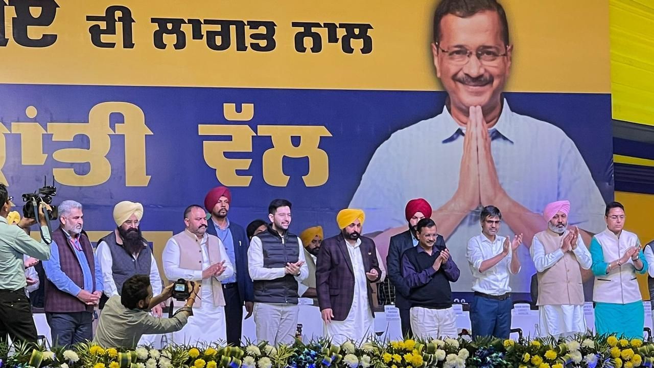 ਗੁਰਦਾਸਪੁਰ ਪਹੁੰਚੇ ਅਰਵਿੰਦ ਕੇਜਰੀਵਾਲ ਨੇ ਸੀਐੱਮ ਮਾਨ ਨਾਲ 1854 ਕਰੋੜ ਦੇ ਪ੍ਰੋਜੈਕਟ ਕੀਤੇ ਸ਼ੁਰੂ, ਆਪ ਲਈ ਵੋਟ ਵੀ ਮੰਗ