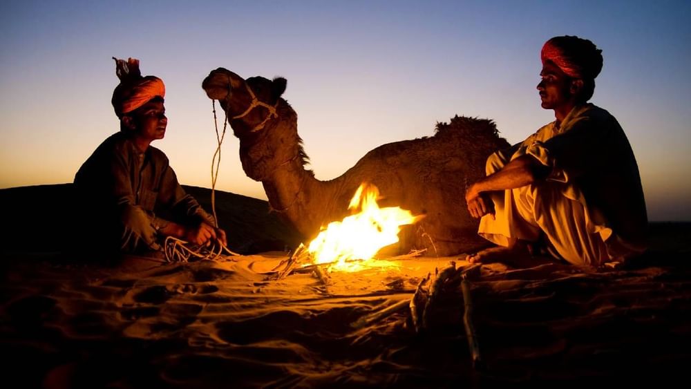 ਜੈਸਲਮੇਰ: ਵੈਸੇ ਰਾਜਸਥਾਨ ਦਾ ਜੈਸਲਮੇਰ ਅਜਿਹਾ ਇਲਾਕਾ ਹੈ ਜੋ ਗਰਮੀਆਂ ਦੇ ਦੌਰਾਨ ਰਾਤ ਨੂੰ ਠੰਡਾ ਹੋ ਜਾਂਦਾ ਹੈ। ਰੇਤ ਦੇ ਰੇਗਿਸਤਾਨ ਜੈਸਲਮੇਰ ਠੰਡ ਵਿੱਚ ਹੋਰ ਖੂਬਸੂਰਤ ਨਜ਼ਰ ਆਉਂਦਾ ਹੈ। ਰਾਤ ਨੂੰ ਬੋਰਨ ਫਾਇਰ ਪਾਰਟੀ ਕਰਨ ਦਾ ਅਲਗ ਹੀ ਮਜ਼ਾ ਹੁੰਦਾ ਹੈ।