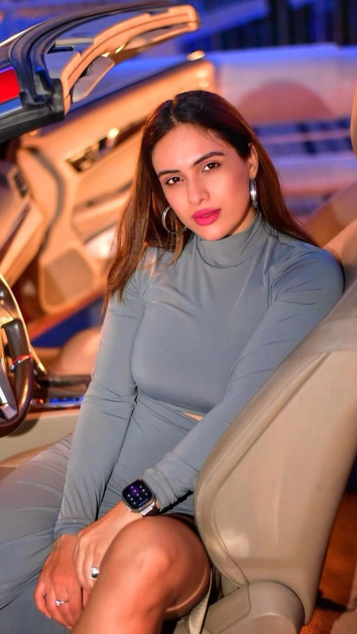 ਤਸਵੀਰਾਂ ਵਿੱਚ ਨੇਹਾ ਆਪਣੀ ਰੈੱਡ ਕਲਰ ਦੀ ਕਾਰ ਨਾਲ ਪੋਜ਼ ਦਿੰਦੀ ਨਜ਼ਰ ਆ ਰਹੀ ਹੈ। ਕਾਰ ਨੂੰ ਨੇਹਾ ਨੇ ਕਾਫੀ ਚੰਗੀ ਤਰ੍ਹਾਂ ਫੋਟੋਆਂ ਲਈ ਓਬਜੈਕਟਿਵ ਵਾਂਗ ਇਸਤੇਮਾਲ ਕੀਤਾ ਹੈ।
