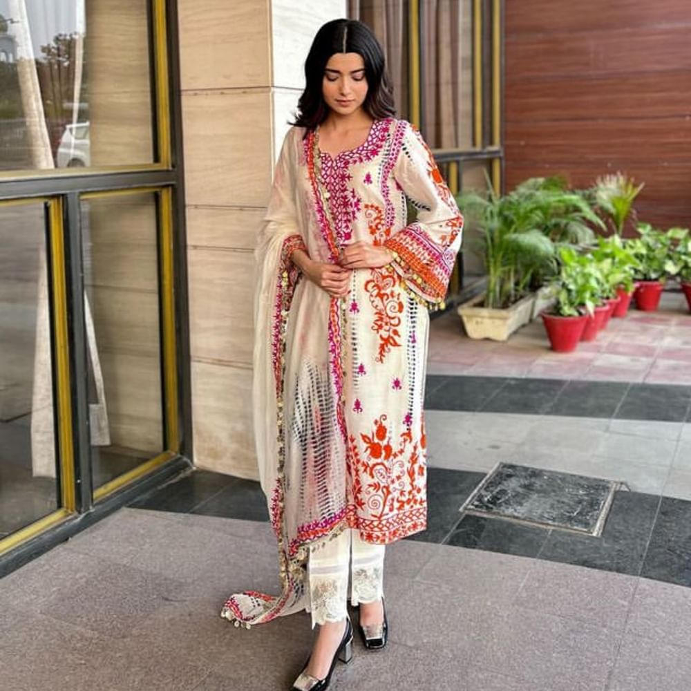 ਪਾਕਿਸਤਾਨੀ ਸੂਟ ਦਾ ਅੱਜਕੱਲ੍ਹ ਕਾਫੀ ਟ੍ਰਰੈਂਡ ਚੱਲ ਰਿਹਾ ਹੈ। ਇਸ ਨੂੰ ਤੁਸੀਂ ਆਫਿਸ ਜਾਂ ਪਾਰਟੀ ਦੋਵਾਂ ਵਿੱਚ ਹੀ ਵੀਅਰ ਕਰ ਸਕਦੇ ਹੋ। ਇਹ ਤੁਹਾਨੂੰ ਕਾਫੀ ਸਟਾਈਲਿਸ਼ ਲੁੱਕ ਦਵੇਗਾ। ਇਸ ਸੂਟ ਨੂੰ ਤੁਸੀਂ ਖੁਲ੍ਹੇ ਵਾਲਾਂ ਨਾਲ ਸਟਾਇਲ ਕਰ ਸਕਦੇ ਹੋ।
