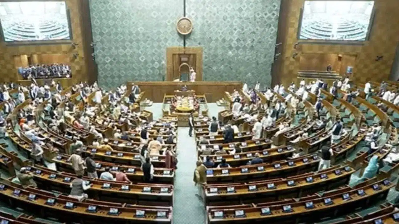 ਲੋਕ ਸਭਾ ਚ ਮੁੜ ਹੰਗਾਮਾ, ਕਾਂਗਰਸ ਦੇ ਅਧੀਰ ਰੰਜਨ ਚੌਧਰੀ ਸਮੇਤ 33 ਹੋਰ ਸੰਸਦ ਮੈਂਬਰ ਮੁਅੱਤਲ