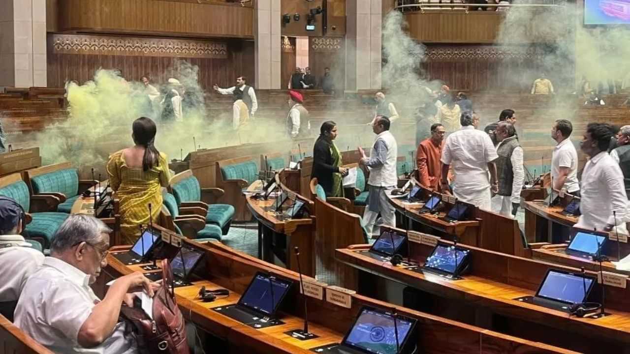 What is Smoke Bomb: ਕੀ ਹੁੰਦਾ ਹੈ ਸਮੋਕ ਬੰਬ? ਜਿਸ ਨਾਲ ਪ੍ਰਦਰਸ਼ਨਕਾਰੀਆਂ ਨੇ ਪਾਰਲੀਮੈਂਟ ਨੂੰ ਕੀਤਾ ਧੂੰਆਂ-ਧੂੰਆ