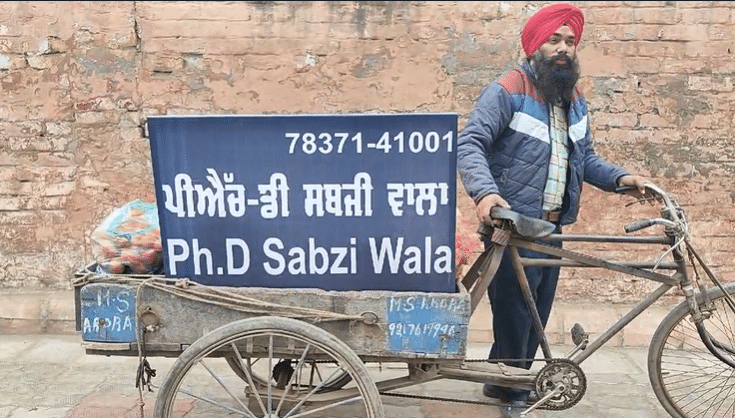 11 ਸਾਲ ਪੜ੍ਹਾਉਣ ਤੋਂ ਬਾਅਦ ਵੀ ਨਹੀਂ ਮਿਲੀ ਨੌਕਰੀ, Ph.D ਦਾ ਬੋਰਡ ਲਗਾ ਵੇਚ ਰਿਹਾ ਸਬਜ਼ੀ