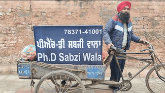 11 ਸਾਲ ਪੜ੍ਹਾਉਣ ਤੋਂ ਬਾਅਦ ਵੀ ਨਹੀਂ ਮਿਲੀ ਨੌਕਰੀ, Ph.D ਦਾ ਬੋਰਡ ਲਗਾ ਵੇਚ ਰਿਹਾ ਸਬਜ਼ੀ 11 ਸਾਲ ਪੜ੍ਹਾਉਣ ਤੋਂ ਬਾਅਦ ਵੀ ਨਹੀਂ ਮਿਲੀ ਨੌਕਰੀ, Ph.D ਦਾ ਬੋਰਡ ਲਗਾ ਵੇਚ ਰਿਹਾ ਸਬਜ਼ੀ