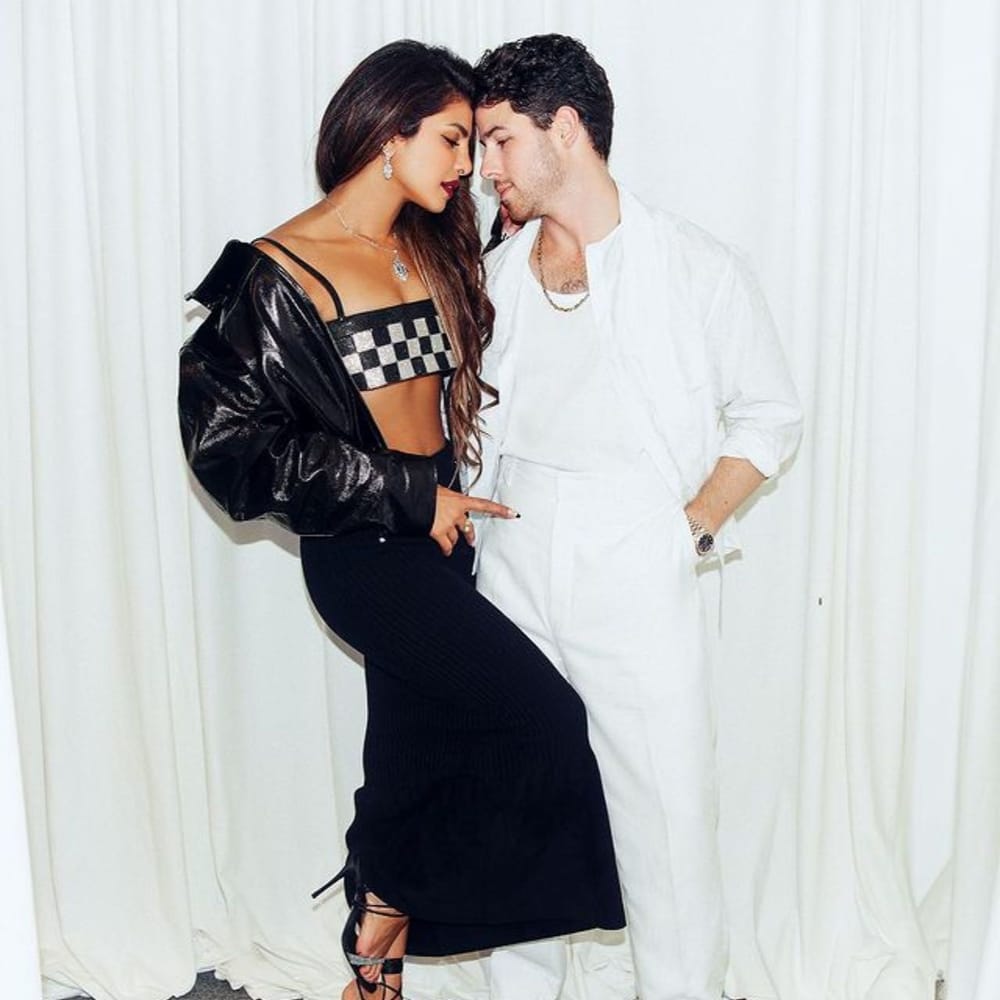 ਸ਼ਾਰਟ ਲੈਦਰ ਜੈਕੇਟ: ਇਨ੍ਹੀ ਦਿਨ੍ਹੀ ਸ਼ਾਰਟ ਜੈਕੇਟਸ ਕਾਫੀ ਟ੍ਰਰੈਂਡ ਵਿੱਚ ਹਨ। ਜੇਕਰ ਇਹ ਲੈਦਰ ਦੀ ਹੈ ਤਾਂ ਤੁਸੀਂ ਹੋਰ ਵੀ ਗਲੈਮਰਸ ਲੱਗ ਸਕਦੇ ਹੋ। ਪ੍ਰਿਯੰਕਾ ਚੋਪੜਾ ਨੇ ਇੱਕ  ਮਿਊਜ਼ਿਕ ਕਾਨਸਰਟ ਵਿੱਚ ਸ਼ਾਰਟ ਲੈਦਰ ਜੈਕਟ ਦੇ ਨਾਲ ਟਿਊਬ ਟੌਪ ਅਤੇ ਲਾਂਗ ਸਕੱਰਟ ਵੀਅਰ ਕੀਤੀ ਸੀ। ਇਹ ਜੈਕੇਟਸ ਜੀਂਸ ਨਾਲ ਵੀ ਬੁਹਤ ਸੋਹਣੀ ਲੱਗਦੀ ਹੈ।