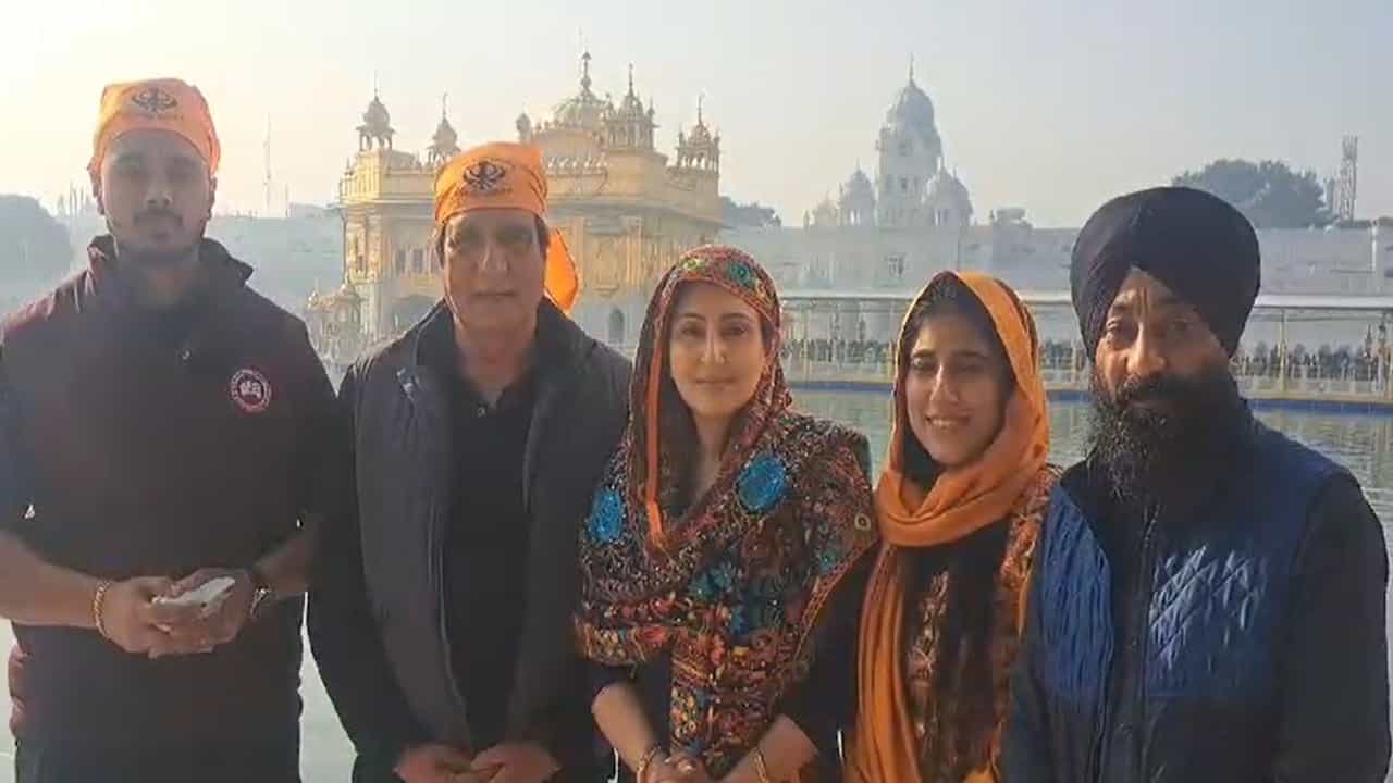 ਬਾਲੀਵੁੱਡ ਸਟਾਰ ਰਾਜ ਬੱਬਰ ਪਰਿਵਾਰ ਸਮੇਤ ਸਚਖੰਡ ਸ੍ਰੀ ਹਰਿਮੰਦਰ ਸਾਹਿਬ ਹੋਏ ਨਤਮਸਤਕ