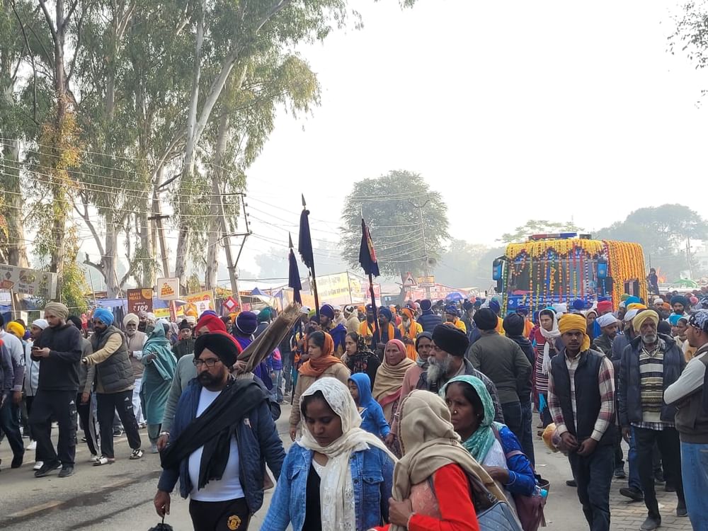 ਸੰਗਤਾਂ ਨੂੰ ਸਿੱਖੀ ਇਤਿਹਾਸ ਨਾਲ ਜੋੜਨ ਲਈ ਵੱਖ-ਵੱਖ ਪ੍ਰਦਰਸ਼ਨੀਆਂ ਵੀ ਲਗਾਈਆਂ ਗਈਆਂ ਹਨ। ਅਜਿਹੇ ਵਿੱਚ ਇਕ ਪ੍ਰਦਰਸ਼ਨੀ ਅਜਿਹੀ ਹੈ ਜਿਸਦਾ ਨਾਮ ਹੈ ਗੁਰੂ ਗਿਆਨ ਲੰਗਰ, ਜਿਸ ਵਿਚ ਬੱਚਿਆਂ ਤੋਂ ਪੰਜਾਬੀ ਭਾਸ਼ਾ ਅਤੇ ਪੰਜਾਬ ਦੇ ਵਿਰਸੇ ਦੇ ਨਾਲ ਨਾਲ ਸਿੱਖੀ ਅਤੇ ਸਿੱਖ ਇਤਿਹਾਸ ਨਾਲ ਜੋੜਨ ਦੀ ਕੋਸ਼ਿਸ਼ ਕੀਤੀ ਜਾ ਰਹੀ ਹੈ।
