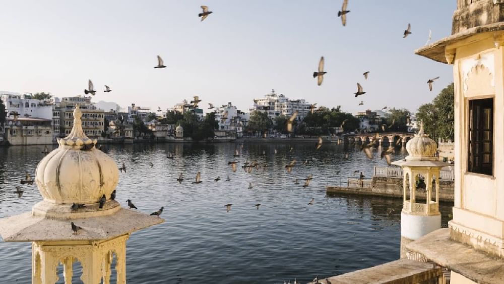 ਪਿਛੋਲਾ ਝੀਲ,ਉਦੇਪੁਰ: ਉਦੇਪੁਰ ਰਾਜਸਥਾਨ ਦਾ ਝੀਲਾਂ ਦਾ ਸ਼ਹਿਰ ਹੈ। ਇਨ੍ਹਾਂ ਵਿੱਚੋਂ ਸਭ ਤੋਂ ਜ਼ਿਆਦਾ ਖੂਬਸੂਰਤ ਹੈ ਪਿਛੋਲਾ ਝੀਲ। ਇੱਥੇ ਜਗ ਮੰਦਰ,ਜਗ ਨਿਵਾਸ ਅਤੇ ਮੋਹਨ ਮੰਦਰ ਵੀ ਹੈ।