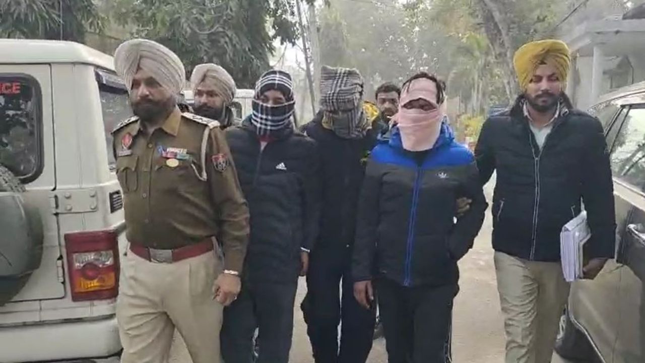 3.5 ਕਿਲੋ ਹੈਰੋਇਨ ਸਮੇਤ ਤਿੰਨ ਤਸਕਰ ਕਾਬੂ, ਹੁਣ ਤੱਕ 22.5 ਕਿਲੋ ਦੀ ਖੇਪ ਅਤੇ ਹਥਿਆਰ ਬਰਾਮਦ 3.5 ਕਿਲੋ ਹੈਰੋਇਨ ਸਮੇਤ ਤਿੰਨ ਤਸਕਰ ਕਾਬੂ, ਹੁਣ ਤੱਕ 22.5 ਕਿਲੋ ਦੀ ਖੇਪ ਅਤੇ ਹਥਿਆਰ ਬਰਾਮਦ