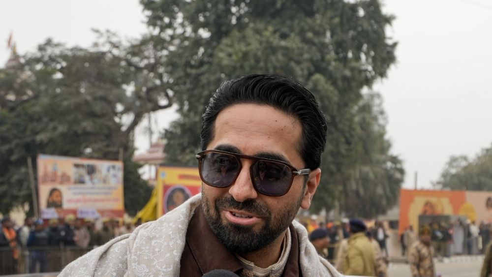 ਕਲਾਕਾਰ ਆਯੁਸ਼ਮਾਨ ਖੁਰਾਣਾ ਰਾਮਲਲਾ ਦੇ ਪ੍ਰਾਣ ਪ੍ਰਤਿਸ਼ਠਾ ਸਮਾਗਮ ਦੌਰਾਨ ਅਯੁੱਧਿਆ ਪਹੁੰਚੇ। ਉਨ੍ਹਾਂ ਨੂੰ ਰਿਵਾਇਤੀ ਆਉਟਫਿਟ ਵਿੱਚ ਦੇਖਿਆ ਗਿਆ। ਅਦਾਕਾਰਾ ਅਤੇ ਸਿੰਗਰ ਆਯੁਸ਼ਮਾਨ ਨੇ ਇਸ ਮੌਕੇ ਕਾਫੀ ਖੁਸ਼ੀ ਜਤਾਈ। Pic Credit: PTI