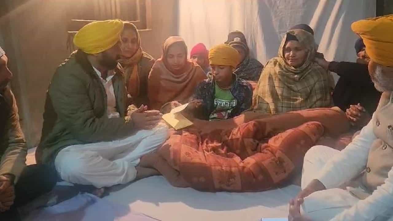 ਸ਼ਹੀਦ ਜਸਪਾਲ ਸਿੰਘ ਦੇ ਪਰਿਵਾਰ ਨੂੰ ਮਿਲੇ CM ਮਾਨ, ਦਿੱਤੀ 1 ਕਰੋੜ ਰੁਪਏ ਦੀ ਆਰਥਿਕ ਮਦਦ