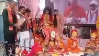 shocking News: ਸਟੇਜ਼ ਤੇ ਚੱਲ ਰਹੀ ਸੀ ਰਾਮਲੀਲਾ, ਅਚਾਨਕ ‘ਹਨੂੰਮਾਨ’ ਨੂੰ ਆ ਗਿਆ ਹਾਰਟ ਅਟੈਕ, ਹੋਈ ਮੌਤ shocking News: ਸਟੇਜ਼ ਤੇ ਚੱਲ ਰਹੀ ਸੀ ਰਾਮਲੀਲਾ, ਅਚਾਨਕ ‘ਹਨੂੰਮਾਨ’ ਨੂੰ ਆ ਗਿਆ ਹਾਰਟ ਅਟੈਕ, ਹੋਈ ਮੌਤ