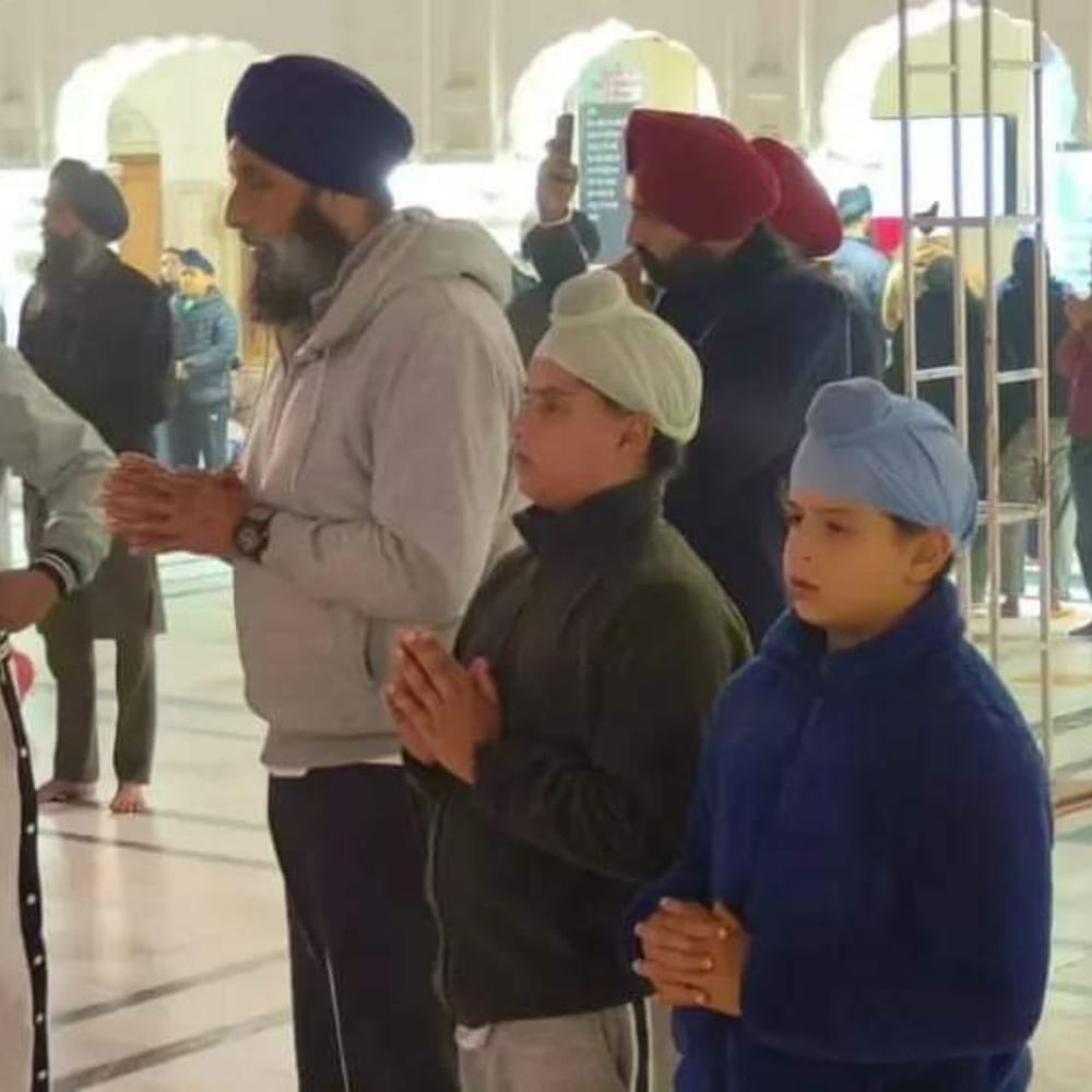 ਆਗੂ ਬਿਕਰਮਜੀਤ ਸਿੰਘ ਮਜੀਠੀਆ ਆਪਣੇ ਪਰਿਵਾਰ ਨਾਲ ਸ੍ਰੀ ਹਰਿਮੰਦਰ ਸਾਹਿਬ ਨਤਮਸਤਕ ਹੋਣ ਲਈ ਪਹੁੰਚੇ। ਉਨ੍ਹਾਂ ਨੇ ਲੋਕਾਂ ਨੂੰ ਨਵੇਂ ਸਾਲ ਦੀ ਵਧਾਈ ਦਿੱਤੀ ਅਤੇ ਕਿਹਾ ਨਵੇਂ ਸਾਲ ਦੇ ਆਗਾਜ਼ ਮੌਕੇ 'ਰੂਹਾਨੀਅਤ ਦੇ ਦਰ' ਸ੍ਰੀ ਦਰਬਾਰ ਸਾਹਿਬ ਵਿਖੇ ਪਰਿਵਾਰ ਨਾਲ ਨਤਮਸਤਕ ਹੋ ਕੇ ਅਥਾਹ ਸਕੂਨ ਮਿਲਿਆ।