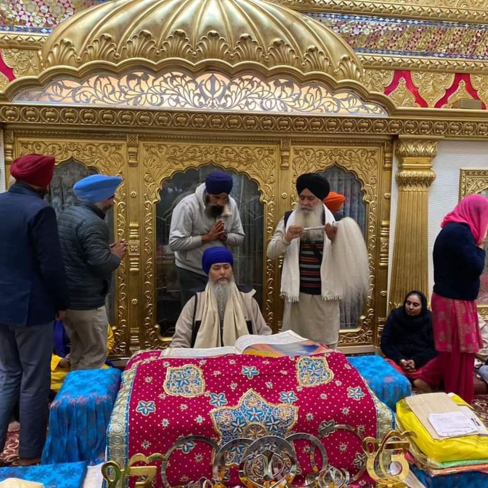 ਸ਼ੁੱਕਰਵਾਰ ਦੇਰ ਸ਼ਾਮ ਤੋਂ ਹੀ ਸ੍ਰੀ ਹਰਿਮੰਦਰ ਸਾਹਿਬ ਵਿਖੇ ਸੰਗਤਾਂ ਦਾ ਇਕੱਠ ਹੋਣਾ ਸ਼ੁਰੂ ਹੋ ਗਿਆ ਸੀ। ਸ੍ਰੀ ਹਰਿਮੰਦਰ ਸਾਹਿਬ ਦੇ ਆਲੇ-ਦੁਆਲੇ ਵੀ ਪਰਿਕਰਮਾ ਲਈ ਸੰਗਤਾਂ ਦੀ ਭਾਰੀ ਭੀੜ ਸੀ। ਸ਼ਰਧਾਲੂਆਂ ਨੇ ਸ੍ਰੀ ਹਰਿਮੰਦਰ ਸਾਹਿਬ ਦੇ ਪਵਿੱਤਰ ਸਰੋਵਰ ਵਿੱਚ ਇਸ਼ਨਾਨ ਵੀ ਕੀਤਾ।
