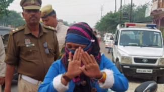 Viral Video: ਪਾਪਾ ਦੀ ਪਰੀ ਦਾ ਪੁਲਿਸ ਕੱਟਣ ਲੱਗੀ ਚਾਲਾਨ ਤਾਂ ਫੇਰ ਜੋ ਹੋਇਆ, ਦੇਖ ਨਹੀਂ ਰੋਕ ਪਾਓਗੇ ਹਾਸਾ Viral Video: ਪਾਪਾ ਦੀ ਪਰੀ ਦਾ ਪੁਲਿਸ ਕੱਟਣ ਲੱਗੀ ਚਾਲਾਨ ਤਾਂ ਫੇਰ ਜੋ ਹੋਇਆ, ਦੇਖ ਨਹੀਂ ਰੋਕ ਪਾਓਗੇ ਹਾਸਾ