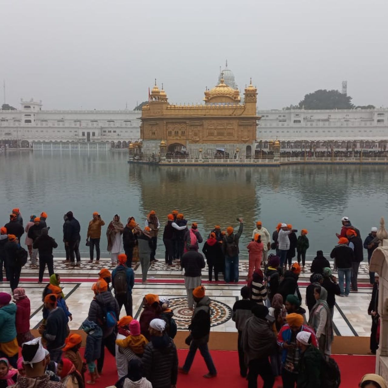 ਸ੍ਰੀ ਦਰਬਾਰ ਸਾਹਿਬ ਵਿੱਚ ਨਵੇਂ ਸਾਲ ਦੇ ਮੌਕੇ ਢਾਈ ਲੱਖ ਤੋਂ ਵੱਧ ਸ਼ਰਧਾਲੂਆਂ ਲਈ ਲੰਗਰ ਦਾ ਪ੍ਰਬੰਧ ਕੀਤਾ ਗਿਆ ਹੈ। ਇਹ ਵੀ ਦਾਅਵਾ ਕੀਤਾ ਜਾ ਰਿਹਾ ਹੈ ਕਿ ਇਸ ਸਾਲ ਕਰੀਬ 2.5 ਲੱਖ ਸ਼ਰਧਾਲੂ ਗੁਰੂ ਘਰ ਨਤਸਮਤਕ ਹੋਣ ਲਈ ਆਏ ਹਨ।