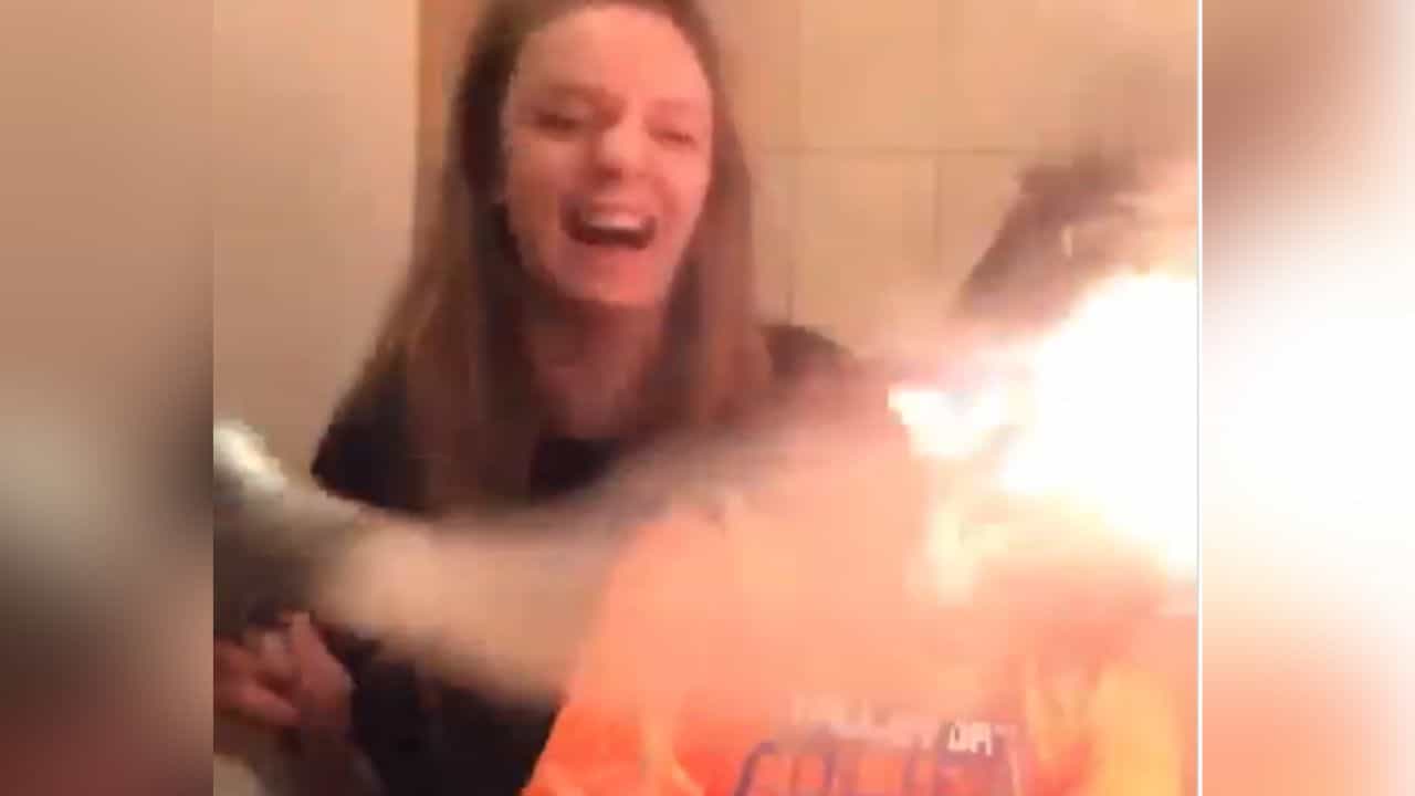 Shocking Video: ਪ੍ਰੈਂਕ ਦੇ ਚਕੱਰ ਚ ਹੋ ਗਿਆ ਹਾਦਸਾ, ਭਰਾ ਦਾ ਹੇਅਰ ਸਟਾਈਲ ਬਨਾਉਂਦੇ ਹੋਏ ਡ੍ਰਾਇਰ ਚੋਂ ਅਚਾਨਕ ਨਿਕਲੀ ਅੱਗ Shocking Video: ਪ੍ਰੈਂਕ ਦੇ ਚਕੱਰ ਚ ਹੋ ਗਿਆ ਹਾਦਸਾ, ਭਰਾ ਦਾ ਹੇਅਰ ਸਟਾਈਲ ਬਨਾਉਂਦੇ ਹੋਏ ਡ੍ਰਾਇਰ ਚੋਂ ਅਚਾਨਕ ਨਿਕਲੀ ਅੱਗ