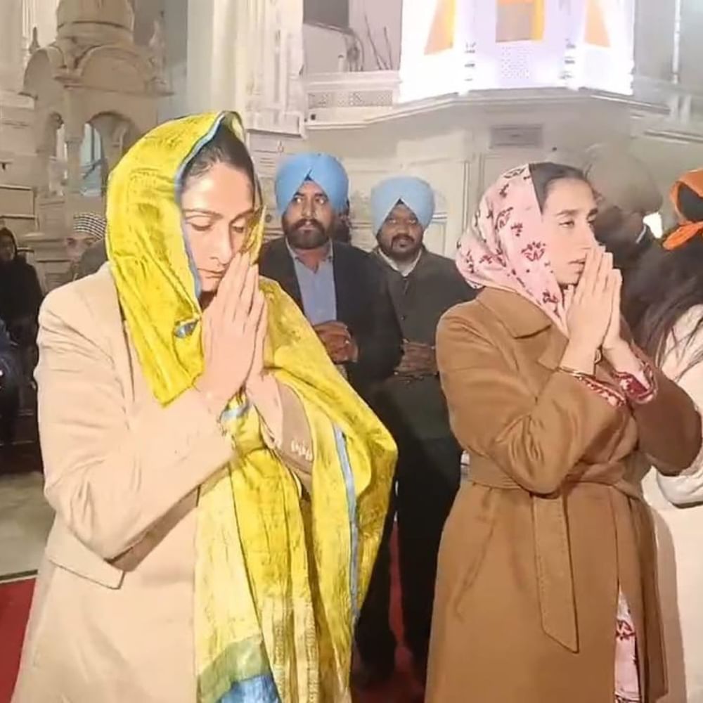 ਇਸ ਮੌਕੇ ਆਮ ਲੋਕਾਂ ਦੇ ਨਾਲ-ਨਾਲ ਸਿਆਸੀ ਆਗੂ ਵੀ ਗੁਰੂ ਘਰ ਆਪਣੇ ਪਰਿਵਾਵਰ ਮੈਂਬਰਾਂ ਦੇ ਨਾਲ ਨਤਮਸਤਕ ਹੋਣ ਪੁੱਜੇ। ਬਿਕਰਮਜੀਤ ਸਿੰਘ ਮਜੀਠੀਆ, ਹਰਸੀਮਰਤ ਕੌਰ ਬਾਦਲ, ਸਰਦਾਰ ਸੁਖਬੀਰ ਬਾਦਲ ਅਤੇ ਗੁਰਜੀਤ ਸਿੰਘ ਔਜਲਾ ਵੀ ਸ਼ਾਮਲ ਰਹੇ।
