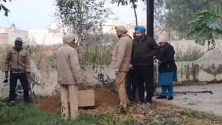 4 ਦਿਨਾਂ ਬੱਚੇ ਦੀ ਲਾਸ਼ ਨੂੰ ਜ਼ਮੀਨ ਚੋਂ ਕੱਢਿਆ ਬਾਹਰ, ਕੋਰਟ ਨੇ ਜਾਰੀ ਕੀਤੇ ਸਨ ਪੋਸਟਮਾਰਟਮ ਦੇ ਹੁਕਮ 4 ਦਿਨਾਂ ਬੱਚੇ ਦੀ ਲਾਸ਼ ਨੂੰ ਜ਼ਮੀਨ ਚੋਂ ਕੱਢਿਆ ਬਾਹਰ, ਕੋਰਟ ਨੇ ਜਾਰੀ ਕੀਤੇ ਸਨ ਪੋਸਟਮਾਰਟਮ ਦੇ ਹੁਕਮ