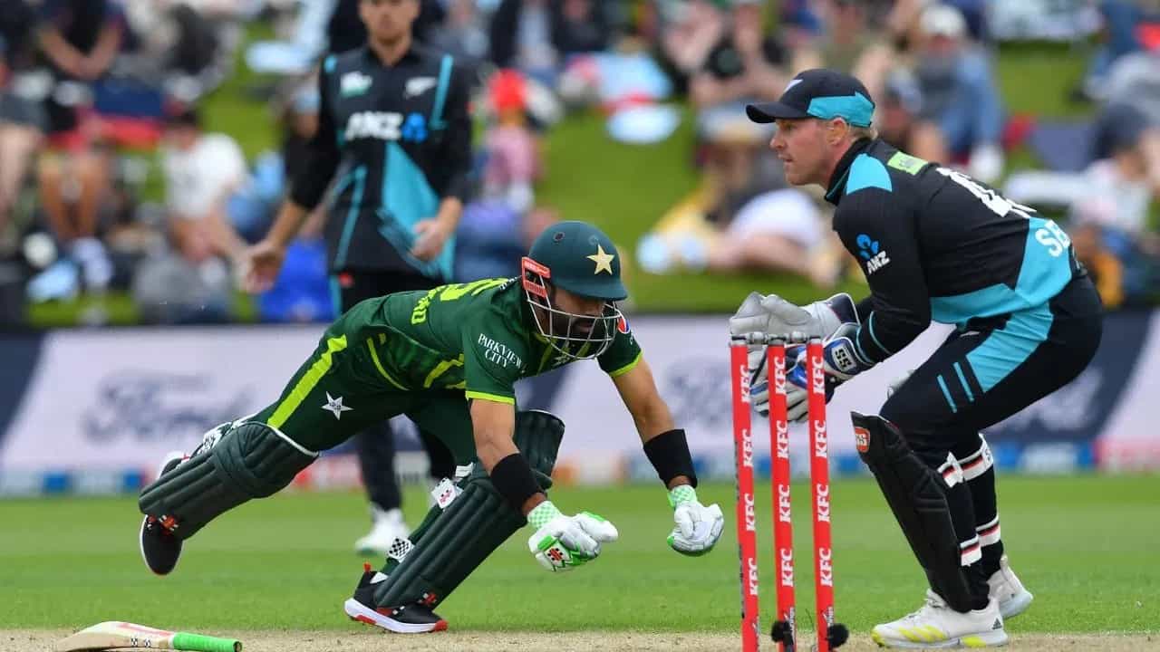 ਬਿਨਾਂ ਬੱਲੇ ਦੇ ਦੌੜ ਪਏ ਮੁਹੰਮਦ ਰਿਜ਼ਵਾਨ, ਡਿੱਗਦੇ ਹੋਏ ਕ੍ਰੀਜ਼ ਤੇ ਪਹੁੰਚੇ, ਫਿਰ ਜੋ ਕੀਤਾ ਉਹ ਦੇਖ ਸਭ ਹੈਰਾਨ, ਦੇਖੋ VIDEO