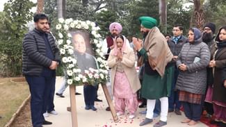 ਸੰਤੋਖ ਚੌਧਰੀ ਦੀ ਪਹਿਲੀ ਬਰਸੀ: ਕਾਂਗਰਸੀ ਆਗੂ ਪ੍ਰਤਾਪ ਸਿੰਘ ਬਾਜਵਾ ਉਨ੍ਹਾਂ ਦੇ ਸਮਾਰਕ ‘ਤੇ ਪੁੱਜੇ, ਪਰਿਵਾਰ ਨਾਲ ਦੁੱਖ ਸਾਂਝਾ ਕੀਤਾ ਸੰਤੋਖ ਚੌਧਰੀ ਦੀ ਪਹਿਲੀ ਬਰਸੀ: ਕਾਂਗਰਸੀ ਆਗੂ ਪ੍ਰਤਾਪ ਸਿੰਘ ਬਾਜਵਾ ਉਨ੍ਹਾਂ ਦੇ ਸਮਾਰਕ ‘ਤੇ ਪੁੱਜੇ, ਪਰਿਵਾਰ ਨਾਲ ਦੁੱਖ ਸਾਂਝਾ ਕੀਤਾ