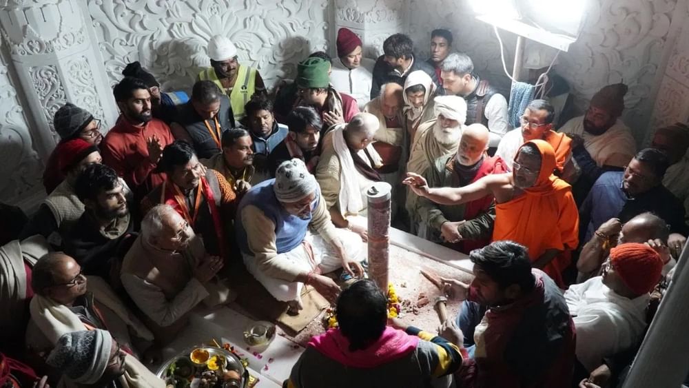 ਰਾਮ ਮੰਦਰ ਵਿੱਚ ਪ੍ਰਾਣ ਪ੍ਰਤਿਸ਼ਠਾ ਸਮਾਗਮ ਲਈ ਪੂਜਾ ਰਸਮਾਂ ਸ਼ੁਰੂ ਹੋ ਗਈਆਂ ਹਨ। ਜਿਸ ਅਸਥਾਨ 'ਤੇ ਭਗਵਾਨ ਰਾਮ ਦੇ ਬਾਲ ਸਰੂਪ ਦੀ ਸਥਾਪਨਾ ਕੀਤੀ ਜਾਵੇਗੀ, ਉਸ ਸਥਾਨ 'ਤੇ ਪਵਿੱਤਰਤਾ ਅਤੇ ਸ਼ੁੱਧੀਕਰਨ ਦੀ ਪੂਜਾ ਸ਼ੁਰੂ ਕਰ ਦਿੱਤੀ ਗਈ ਹੈ।