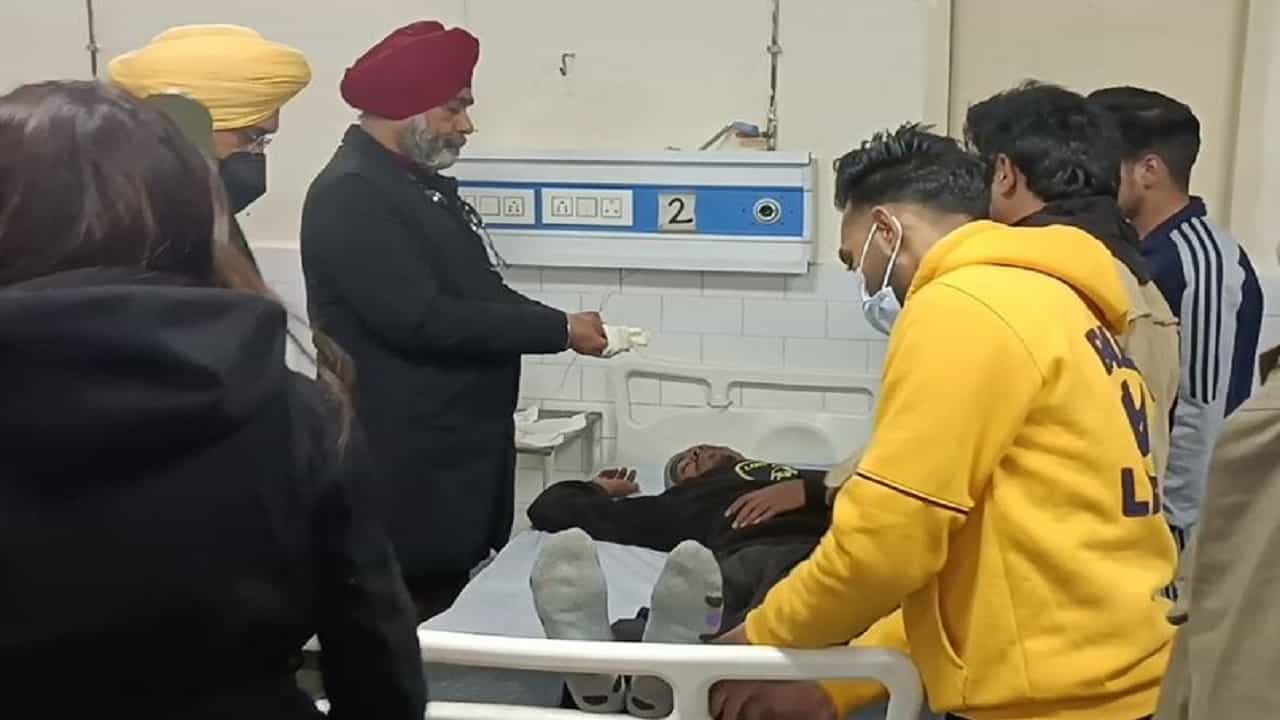 OMG! ਦੋਸਤਾਂ ਨਾਲ ਸ਼ਰਤ ਲਗਾਉਣੀ ਪਈ ਭਾਰੀ! ਠੰਡੇ ਪਾਣੀ ਨਾਲ ਨਹਾਉਣ ਤੋਂ ਬਾਅਦ ਹਸਪਤਾਲ ਪਹੁੰਚਿਆ ਨੌਜਵਾਨ