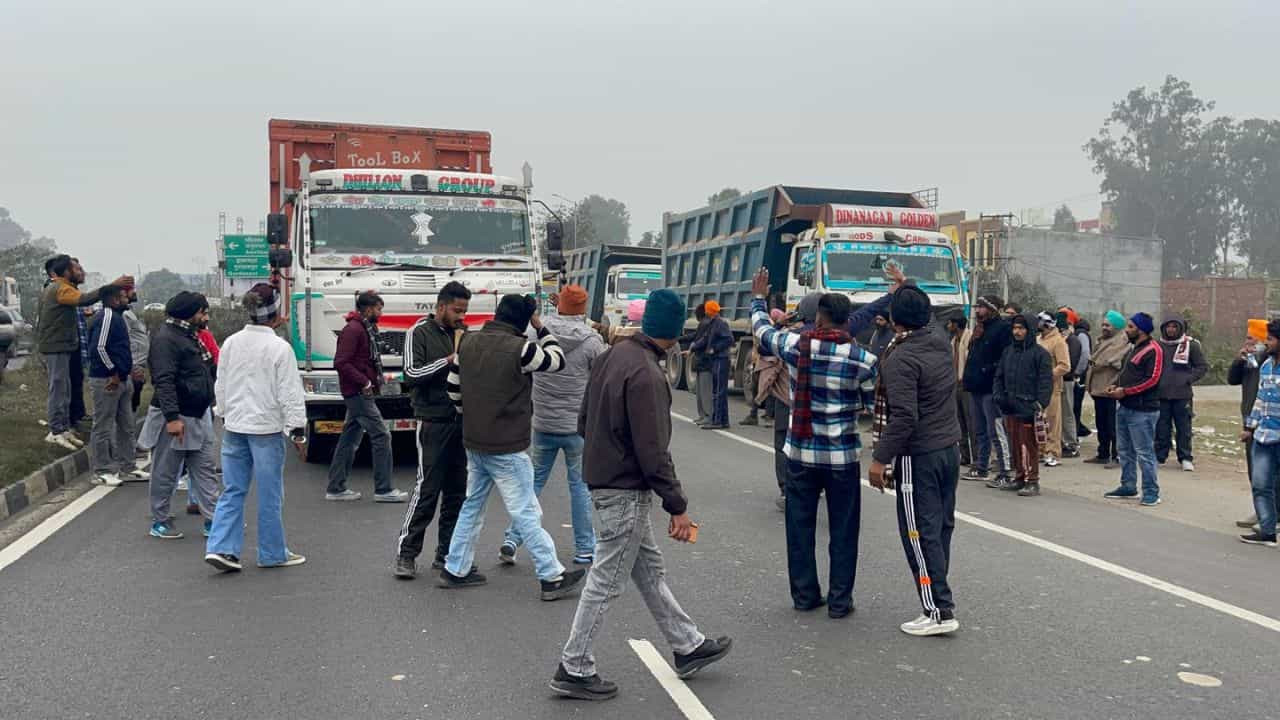 ਹਿੱਟ ਐਂਡ ਰਨ ਕਾਨੂੰਨ ਅਜੇ ਨਹੀਂ ਹੋਵੇਗਾ ਲਾਗੂ, ਟਰਾਂਸਪੋਰਟ ਐਸੋਸੀਏਸ਼ਨ ਨਾਲ ਮੀਟਿੰਗ ਕਰਕੇ ਸਰਕਾਰ ਨੇ ਲਿਆ ਫੈਸਲਾ, ਹੜਤਾਲ ਵਾਪਸ ਲੈਣ ਦੀ ਕੀਤੀ ਅਪੀਲ