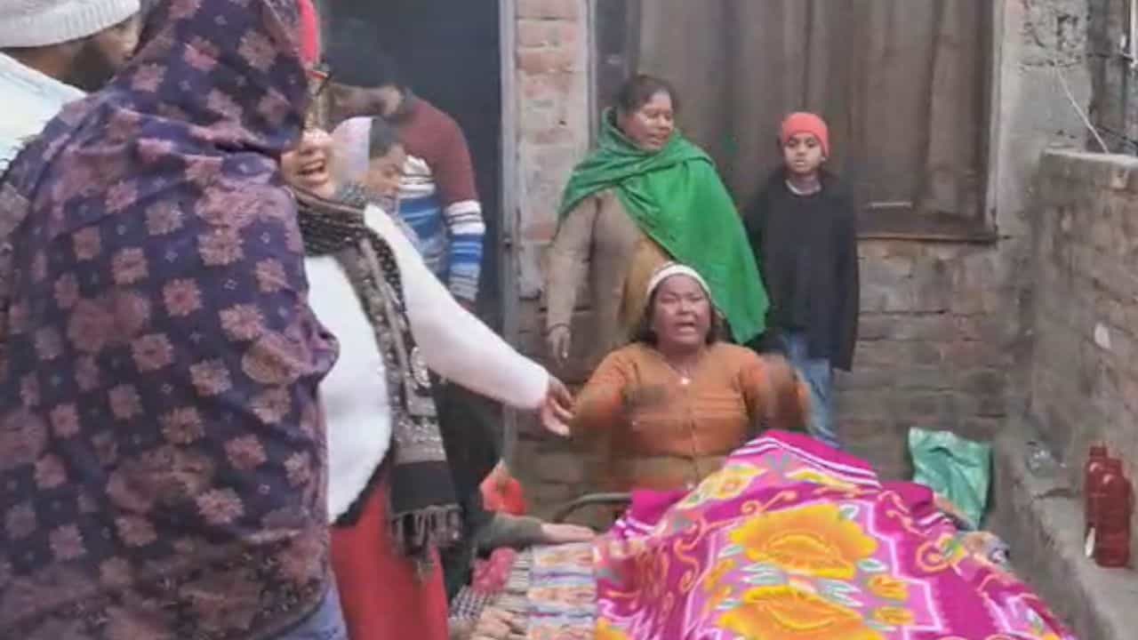 ਪਤੰਗ ਉਡਾਉਣ ਦੇ ਬਹਾਨੇ ਨੌਜਵਾਨ ਨੂੰ ਛੱਤ ਤੇ ਬੁਲਾਇਆ, ਫਿਰ ਕੁੱਟ-ਕੁੱਟ ਕੇ ਕਰ ਦਿੱਤਾ ਕਤਲ