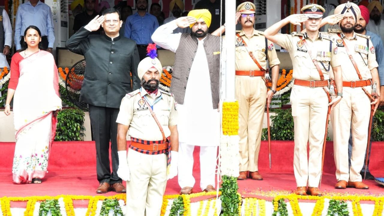 Republic day: ਚਾਰ ਪੱਧਰੀ ਸੁਰੱਖਿਆ ‘ਚ CM ਮਾਨ ਲਹਿਰਾਉਣਗੇ ਝੰਡਾ, ਪੰਨੂ ਦੀ ਧਮਕੀ ਤੋਂ ਬਾਅਦ ਲੁਧਿਆਣਾ ਬਣਿਆ ਛਾਉਣੀ Republic day: ਚਾਰ ਪੱਧਰੀ ਸੁਰੱਖਿਆ ‘ਚ CM ਮਾਨ ਲਹਿਰਾਉਣਗੇ ਝੰਡਾ, ਪੰਨੂ ਦੀ ਧਮਕੀ ਤੋਂ ਬਾਅਦ ਲੁਧਿਆਣਾ ਬਣਿਆ ਛਾਉਣੀ
