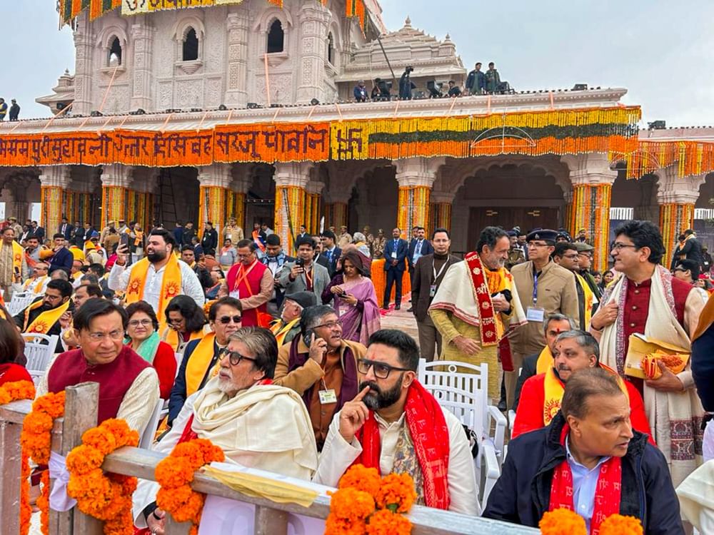 ਰਾਮ ਮੰਦਰ ਦੀ ਇੱਕ ਤਸਵੀਰ ਸਾਹਮਣੇ ਆਈ ਹੈ। ਇਸ 'ਚ ਅਮਿਤਾਭ ਬੱਚਨ ਅਤੇ ਅਭਿਸ਼ੇਕ ਬੱਚਨ ਬੈਠੇ ਨਜ਼ਰ ਆ ਰਹੇ ਹਨ। ਉਨ੍ਹਾਂ ਦੇ ਨਾਲ ਅਨਿਲ ਅੰਬਾਨੀ ਵੀ ਬੈਠੇ ਹਨ। ਉਨ੍ਹਾਂ ਦੇ ਪਿੱਛੇ ਗੀਤਕਾਰ ਪ੍ਰਸੂਨ ਜੋਸ਼ੀ ਵੀ ਨਜ਼ਰ ਆ ਰਹੇ ਹਨ।Pic Credit: PTI