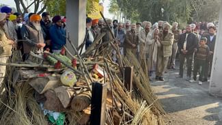 ਮੁਕੇਰੀਆ ਬੱਸ ਹਾਦਸਾ: ਮਨਾਉਣਾ ਸੀ ਪੁੱਤ ਦਾ ਪਹਿਲਾ ਜਨਮ ਦਿਨ, ਪਰ ਸ਼ਾਮ ਹੁੰਦਿਆਂ ਪੁੱਤ ਨੇ ਹੀ ਦਿੱਤੀ ਚਿਖਾ ਨੂੰ ਅਗਨੀ ਮੁਕੇਰੀਆ ਬੱਸ ਹਾਦਸਾ: ਮਨਾਉਣਾ ਸੀ ਪੁੱਤ ਦਾ ਪਹਿਲਾ ਜਨਮ ਦਿਨ, ਪਰ ਸ਼ਾਮ ਹੁੰਦਿਆਂ ਪੁੱਤ ਨੇ ਹੀ ਦਿੱਤੀ ਚਿਖਾ ਨੂੰ ਅਗਨੀ