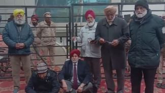 ਜਲੰਧਰ ‘ਚ NRI ਚੋਣਾਂ ਦੌਰਾਨ ਹੰਗਾਮਾ, ਵੋਟ ਨਾ ਪਾਉਣ ਦੇਣ ਦੇ ਲੱਗੇ ਇਲਜ਼ਾਮ ਜਲੰਧਰ ‘ਚ NRI ਚੋਣਾਂ ਦੌਰਾਨ ਹੰਗਾਮਾ, ਵੋਟ ਨਾ ਪਾਉਣ ਦੇਣ ਦੇ ਲੱਗੇ ਇਲਜ਼ਾਮ