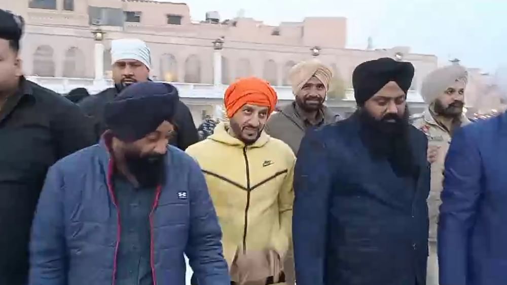 ਜੈਜ਼ੀ-ਬੀ ਨੇ ਦੱਸਿਆ ਕਿ ਇਸ ਸਾਲ ਉਨ੍ਹਾਂ ਨੇ ਆਪਣਾ ਨਵਾਂ ਸਾਲ ਵੀ ਸ੍ਰੀ ਹਰਿਮੰਦਰ ਸਾਹਿਬ ਵਿਖੇ ਮਨਾਇਆ ਸੀ। ਉਨ੍ਹਾਂ ਨੇ ਸਾਦੇ ਕੱਪੜੇ ਪਾਏ ਹੋਏ ਸਨ ਅਤੇ ਮੂੰਹ ਢੱਕਿਆ ਹੋਇਆ ਸੀ। ਜਿਸ ਕਾਰਨ ਉਨ੍ਹਾਂ ਨੂੰ ਕੋਈ ਵੀ ਪਛਾਣ ਨਾ ਸਕਿਆ ਅਤੇ ਉਨ੍ਹਾਂ ਨੇ ਆਮ ਸ਼ਰਧਾਲੂ ਵਾਂਗ ਸਿਰ ਝੁਕਾਇਆ।