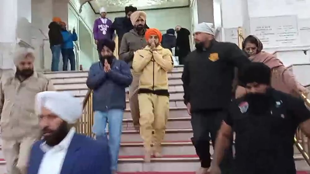 ਮਸ਼ਹੂਰ ਪੰਜਾਬੀ ਗਾਇਕ ਅਤੇ ਅਦਾਕਾਰ ਜੈਜ਼ੀ ਬੀ ਅੰਮ੍ਰਿਤਸਰ ਸਥਿਤ ਸ੍ਰੀ ਹਰਿਮੰਦਰ ਸਾਹਿਬ ਵਿਖੇ ਨਤਮਸਤੱਕ ਹੋਣ ਪਹੁੰਚੇ।