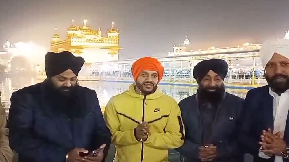 ਜੈਜ਼ੀ ਨੇ ਹਰਿਮੰਦਰ ਸਾਹਿਬ ਪਹੁੰਚ ਕੇ ਪਰਮਾਤਮਾ ਦਾ ਅਸ਼ੀਰਵਾਦ ਲਿਆ। ਪੱਤਰਕਾਰਾਂ ਨਾਲ ਗੱਲਬਾਤ ਕਰਦਿਆਂ ਜੈਜ਼ੀ ਬੀ ਨੇ ਕਿਹਾ ਕਿ ਨਵੇਂ ਸਾਲ ਮੌਕੇ ਉਹ ਗੁਰੂ ਘਰ ਮੱਥਾ ਟੇਕਣ ਆਏ ਹਨ। ਇਹ ਨਵਾਂ ਸਾਲ ਸਾਰਿਆਂ ਲਈ ਖੁਸ਼ੀਆਂ ਭਰਿਆ ਹੋਵੇ ਅਤੇ ਦੇਸ਼ ਤਰੱਕੀ ਵੱਲ ਵਧੇ।