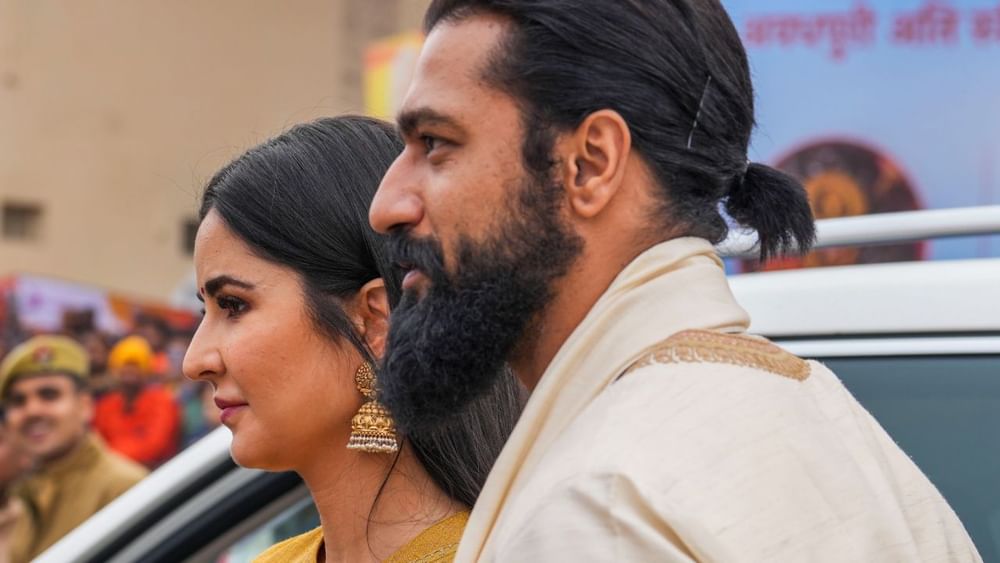 ਵਿੱਕੀ ਕੌਸ਼ਲ ਅਤੇ ਕੈਟਰੀਨਾ ਕੈਫ ਵੀ ਅਯੁੱਧਿਆ ਪਹੁੰਚੇ ਹਨ। ਦੋਵੇਂ ਪਤੀ-ਪਤਨੀ ਨੂੰ ਟ੍ਰੈਡੀਸ਼ਨਲ ਲੁੱਕ ਵਿੱਚ ਵੇਖਿਆ ਗਿਆ। ਉਨ੍ਹਾਂ ਦੇ ਨਾਲ ਬਾਲੀਵੁੱਡ ਦੇ ਹੋਰ ਦਿੱਗਜ ਕਲਾਕਾਰ ਵਿੱਚ ਮੌਜੂਦ ਰਹੇ। ਸਾਰਿਆਂ ਨੂੰ ਇੱਕੋ ਕਾਰ ਵਿੱਚ ਦੇਖਿਆ ਗਿਆ। Pic Credit: PTI