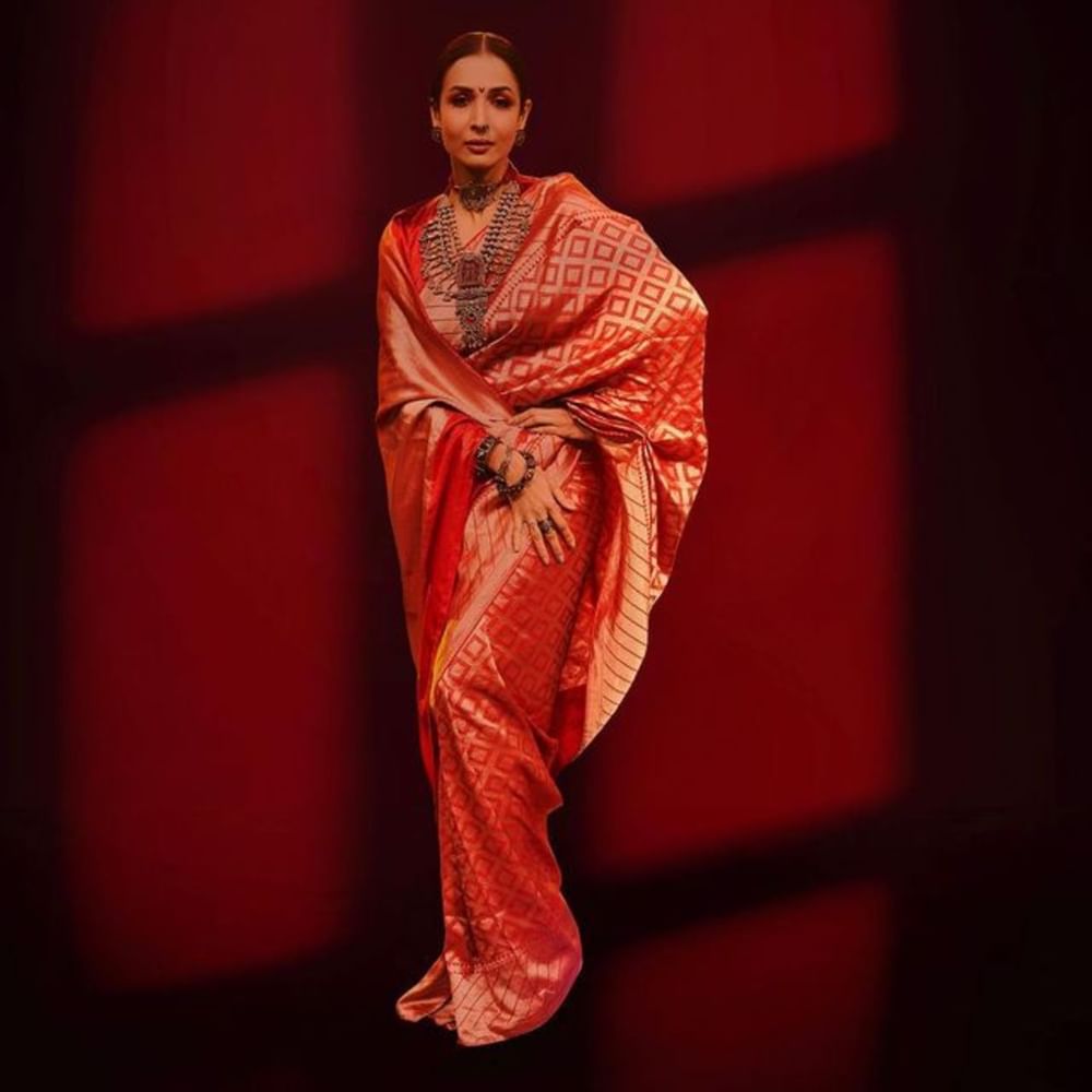 Red Saree Blouse: ਰੈਡ ਕਲਰ ਦੀ ਸਾੜੀ ਹਮੇਸ਼ਾ ਹੀ ਸਦਾਬਹਾਰ ਰਹੀ ਹੈ। ਆਮ ਲੋਕਾਂ ਤੋਂ ਲੈ ਕੇ ਸੈਲੇਬਸ ਤੱਕ, ਹਰ ਕੋਈ ਲਾਲ ਰੰਗ ਦੀ ਸਾੜੀ ਵਿੱਚ ਆਪਣੇ ਫੈਸ਼ਨ ਸੈਂਸ ਨੂੰ ਫਲਾਂਟ ਕਰਦਾ ਹੈ। ਪਰ ਲਾਲ ਰੰਗ ਦੀ ਸਾੜ੍ਹੀ ਦੇ ਨਾਲ ਬਲਾਊਜ਼ ਕਿਹੋ ਜਿਹਾ ਹੋਣਾ ਚਾਹੀਦਾ ਹੈ, ਆਓ ਅਸੀਂ ਤੁਹਾਨੂੰ ਇਸ ਬਾਰੇ ਵੀ ਇੱਥੇ ਦੱਸਦੇ ਹਾਂ।