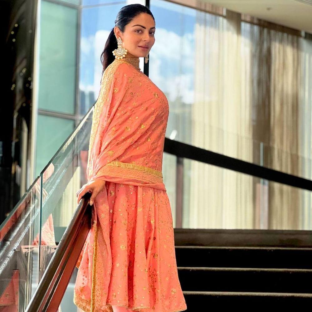 Lohri Outfit: ਲੋਹੜੀ ਦਾ ਤਿਉਹਾਰ ਟ੍ਰੈਡੀਸ਼ਨਲ ਖਾਣਾ ਅਤੇ ਕੱਪੜਿਆਂ ਤੋਂ ਬਿਨਾਂ ਅਧੂਰਾ ਹੈ। ਪਰ ਜ਼ਿਆਦਾਤਰ ਲੋਕ ਇਸ ਤਿਉਹਾਰ ਵਿੱਚ ਆਪਣੇ ਪਹਿਰਾਵੇ ਨੂੰ ਲੈ ਕੇ ਥੋੜ੍ਹੇ ਜਿਹੇ ਕੰਫੀਊਜ਼ ਰਹਿੰਦੇ ਹਨ. ਇਸ ਲਈ ਜੇਕਰ ਤੁਸੀਂ ਲੋਹੜੀ ਦੇ ਤਿਉਹਾਰ 'ਤੇ ਕੁੱਝ ਵੱਖਰਾ ਟ੍ਰਾਈ ਕਰਨਾ ਚਾਹੁੰਦੇ ਹੋ, ਤਾਂ ਤੁਸੀਂ ਵੀ ਪੰਜਾਬੀ ਅਦਾਕਾਰਾਂ ਦੇ ਇਹ ਸੂਟ ਟ੍ਰਾਈ ਕਰ ਸਕਦੇ ਹੋ।