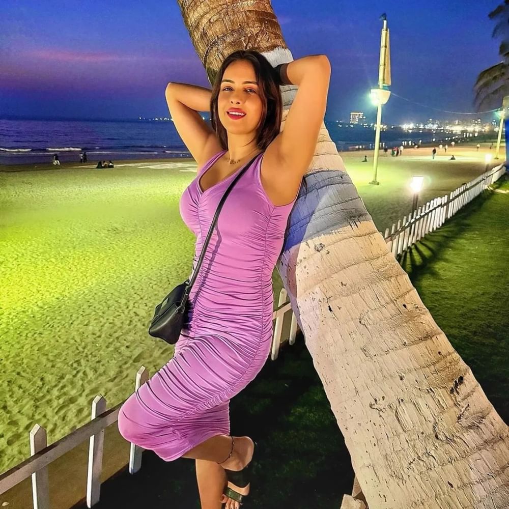 ਭੋਜਪੁਰੀ ਇੰਡਸਟਰੀ ਦੀਆਂ ਅਭਿਨੇਤਰੀਆਂ ਅੱਜ ਦੇ ਸਮੇਂ 'ਚ ਤੇਜ਼ੀ ਨਾਲ ਵਾਇਰਲ ਹੋ ਰਹੀਆਂ ਹਨ। ਫਿਲਮਾਂ ਤੋਂ ਇਲਾਵਾ ਇਨ੍ਹਾਂ ਅਦਾਕਾਰਾ ਨੂੰ ਸੋਸ਼ਲ ਮੀਡੀਆ 'ਤੇ ਵੀ ਕਾਫੀ ਫਾਲੋ ਕੀਤਾ ਜਾਂਦਾ ਹੈ। ਹਾਲ ਹੀ 'ਚ ਅਦਾਕਾਰਾ ਨੇ ਆਪਣੀਆਂ ਕੁਝ ਤਾਜ਼ਾ ਤਸਵੀਰਾਂ ਇੰਸਟਾਗ੍ਰਾਮ 'ਤੇ ਸ਼ੇਅਰ ਕੀਤੀਆਂ ਹਨ। ਇਸ 'ਚ ਉਹ ਮੁੰਬਈ ਦੇ ਖੂਬਸੂਰਤ ਨਜ਼ਾਰਿਆਂ ਵਿਚਾਲੇ ਪੱਛਮੀ ਪਹਿਰਾਵੇ 'ਚ ਨਜ਼ਰ ਆ ਰਹੀ ਹੈ।