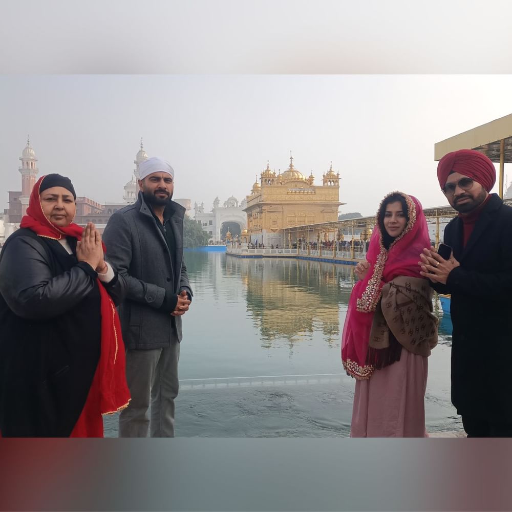ਫਿਲਮ ਦੀ ਸਟਾਰਕਾਸਟ ਨੇ ਗੁਰੂ ਘਰ ਮੱਥਾ ਟੇਕਿਆ ਅਤੇ ਸਰਬੱਤ ਦੇ ਭਲੇ ਲਈ ਅਰਦਾਸ ਕੀਤੀ। ਇਸ ਦੌਰਾਨ ਫਿਲਮ ਦੇ ਡਾਈਰੈਕਟਰ ਤਾਜ, ਅਦਾਕਾਰਾ ਸਾਰਾ ਗੁਰਪਾਲ ਅਤੇ ਹੋਰ ਸਟਾਰ ਕਾਸਟ ਮੌਜੂਦ ਸੀ।