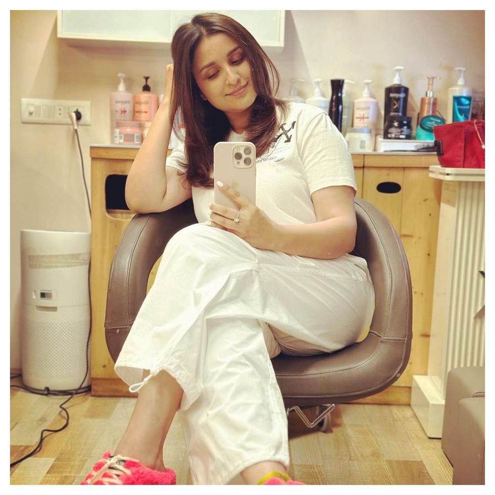 ਪਰਿਣੀਤੀ ਚੋਪੜਾ ਦਿਨ ਦੀ ਸ਼ੁਰੂਆਤ ਫੇਸ ਵਾਸ਼ ਨਾਲ ਕਰਦੀ ਹੈ। ਅਭਿਨੇਤਰੀ ਆਪਣੀ ਸਕਿਨ ਦੀ ਕਿਸਮ ਦੇ ਮੁਤਾਬਕ ਕਲੀਜ਼ਰ ਦਾ ਇਸਤੇਮਾਲ ਕਰਦੀ ਹੈ। ਚਿਹਰੇ ਦੇ ਨਾਲ-ਨਾਲ ਅਦਾਕਾਰਾ ਗਰਦਨ ਨੂੰ ਵੀ ਸਾਫ਼ ਕਰਦੀ ਹੈ।