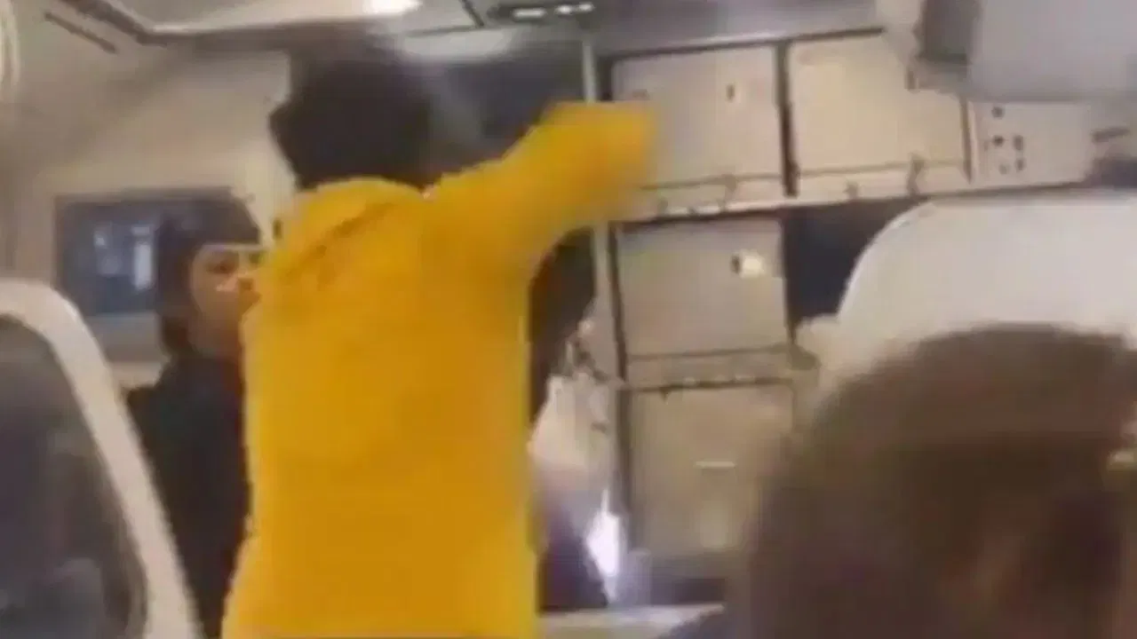 Passenger Punch to Indigo Pilot: ਦਿੱਲੀ ਏਅਰਪੋਰਟ ‘ਤੇ ਫਲਾਈਟ ਲੇਟ ਹੋਣ ‘ਤੇ ਯਾਤਰੀ ਨੂੰ ਆਇਆ ਗੁੱਸਾ, ਪਾਇਲਟ ਨੂੰ ਮਾਰਿਆ ਮੁੱਕਾ, VIDEO ਵਾਇਰਲ Passenger Punch to Indigo Pilot: ਦਿੱਲੀ ਏਅਰਪੋਰਟ ‘ਤੇ ਫਲਾਈਟ ਲੇਟ ਹੋਣ ‘ਤੇ ਯਾਤਰੀ ਨੂੰ ਆਇਆ ਗੁੱਸਾ, ਪਾਇਲਟ ਨੂੰ ਮਾਰਿਆ ਮੁੱਕਾ, VIDEO ਵਾਇਰਲ