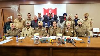 ਪਟਿਆਲਾ ਪੁਲਿਸ ਦੇ ਅੜਿੱਕੇ ਚੜ੍ਹੇ ਗੈਂਗਸਟਰ ਅਰਸ਼ ਡਾਲਾ ਦੇ 3 ਸਾਥੀ ਗ੍ਰਿਫਤਾਰ, 2 ਪਿਸਤੌਲ ਤੇ 6 ਕਾਰਤੂਸ ਬਰਾਮਦ ਪਟਿਆਲਾ ਪੁਲਿਸ ਦੇ ਅੜਿੱਕੇ ਚੜ੍ਹੇ ਗੈਂਗਸਟਰ ਅਰਸ਼ ਡਾਲਾ ਦੇ 3 ਸਾਥੀ ਗ੍ਰਿਫਤਾਰ, 2 ਪਿਸਤੌਲ ਤੇ 6 ਕਾਰਤੂਸ ਬਰਾਮਦ