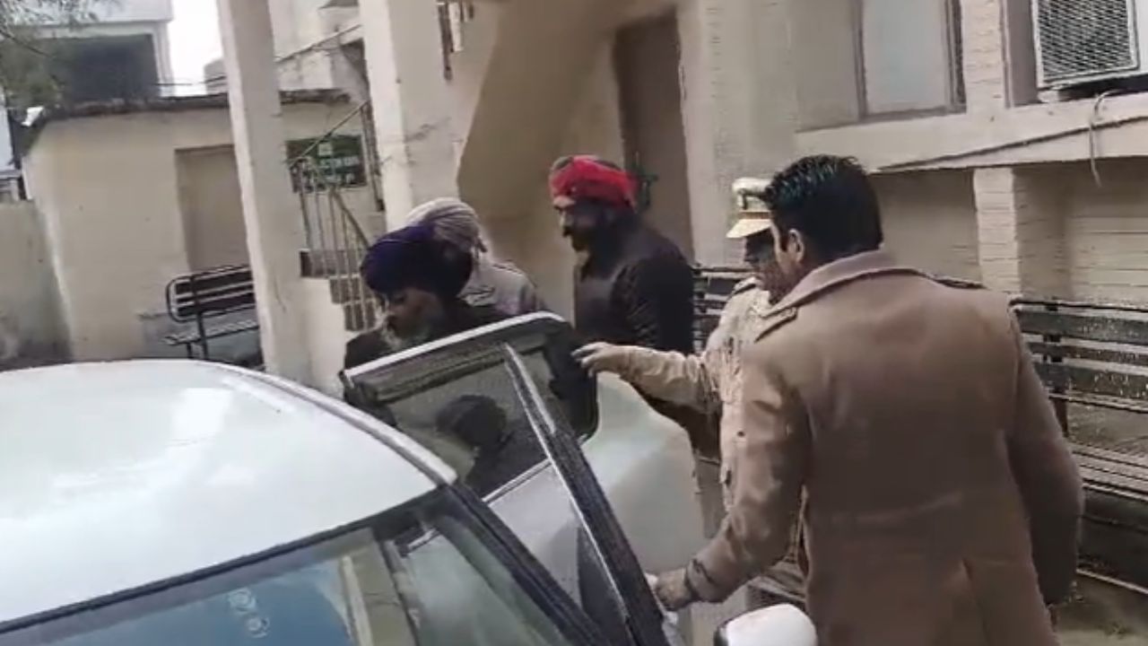 ਫਗਵਾੜਾ ‘ਚ ਨੌਜਵਾਨ ਦਾ ਕਤਲ ਕਰਨ ਵਾਲੇ ਨਿਹੰਗ ਦੇ ਖੂਨ ਚੋਂ ਨਿਕਲਿਆ ਡੱਰਗ, ਪਹਿਲਾਂ ਵੀ ਕਈ ਕੇਸ ਦਰਜ ਫਗਵਾੜਾ ‘ਚ ਨੌਜਵਾਨ ਦਾ ਕਤਲ ਕਰਨ ਵਾਲੇ ਨਿਹੰਗ ਦੇ ਖੂਨ ਚੋਂ ਨਿਕਲਿਆ ਡੱਰਗ, ਪਹਿਲਾਂ ਵੀ ਕਈ ਕੇਸ ਦਰਜ
