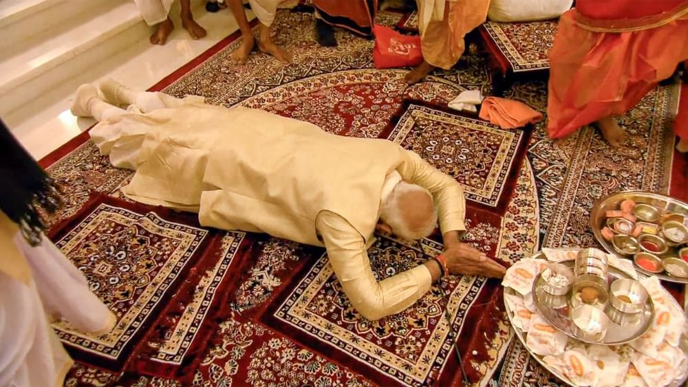 ਪ੍ਰਾਣ ਪ੍ਰਤਿਸ਼ਠਾ ਤੋਂ ਬਾਅਦ ਪ੍ਰਧਾਨ ਮੰਤਰੀ ਮੋਦੀ ਨੇ ਰਾਮਲਲਾ ਦੇ ਸਾਹਮਣੇ ਦੰਡਵਤ ਪ੍ਰਣਾਮ ਕੀਤਾ। ਇਸ ਮੌਕੇ ਉਹ ਬਹੁਤ ਹੀ ਭਾਵੁਕ ਨਜ਼ਰ ਆਏ